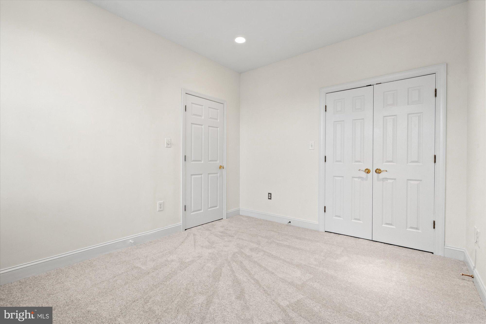 COURTHOUSE TRIANGLE - Residential Lease