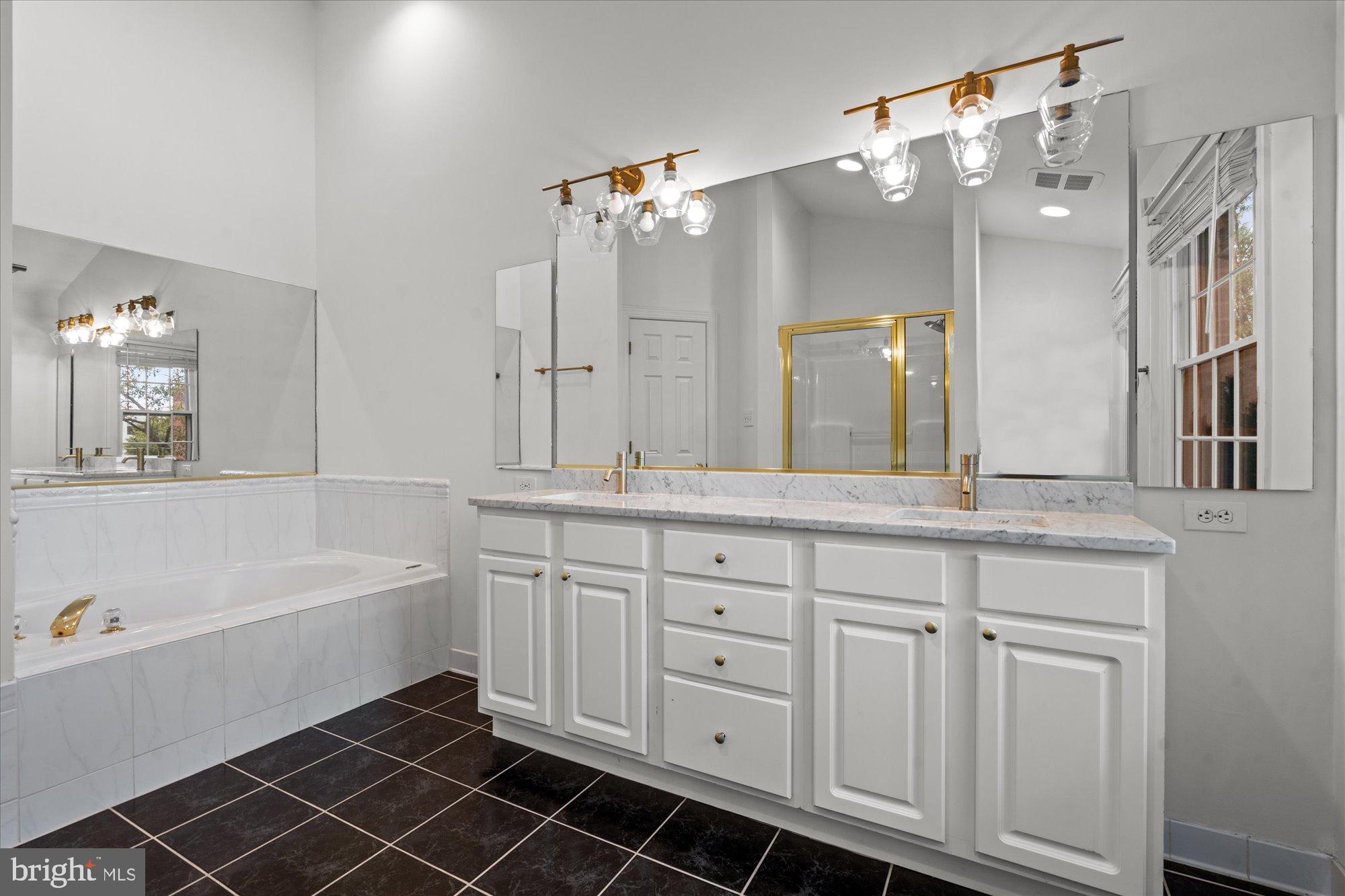 COURTHOUSE TRIANGLE - Residential Lease