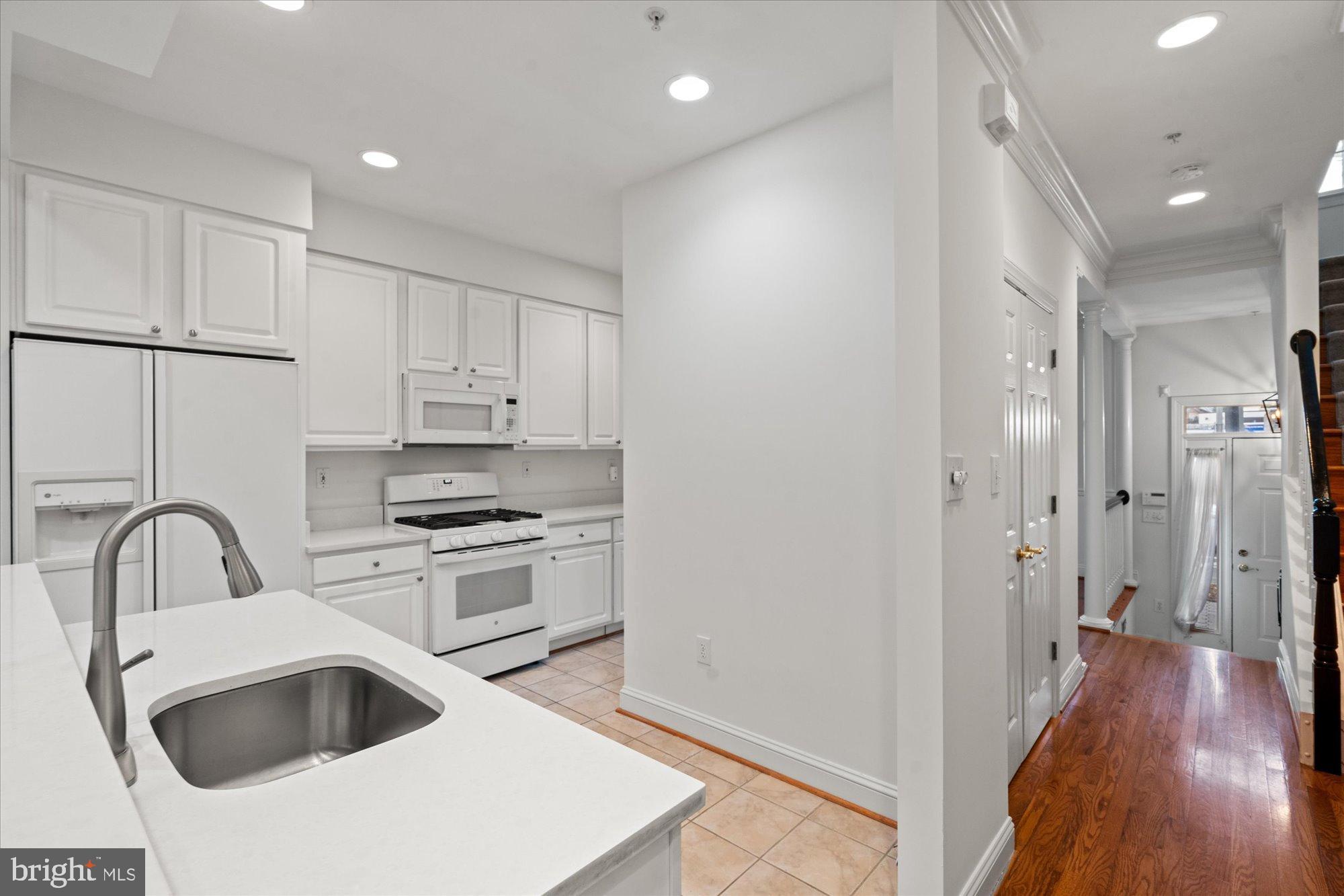 COURTHOUSE TRIANGLE - Residential Lease