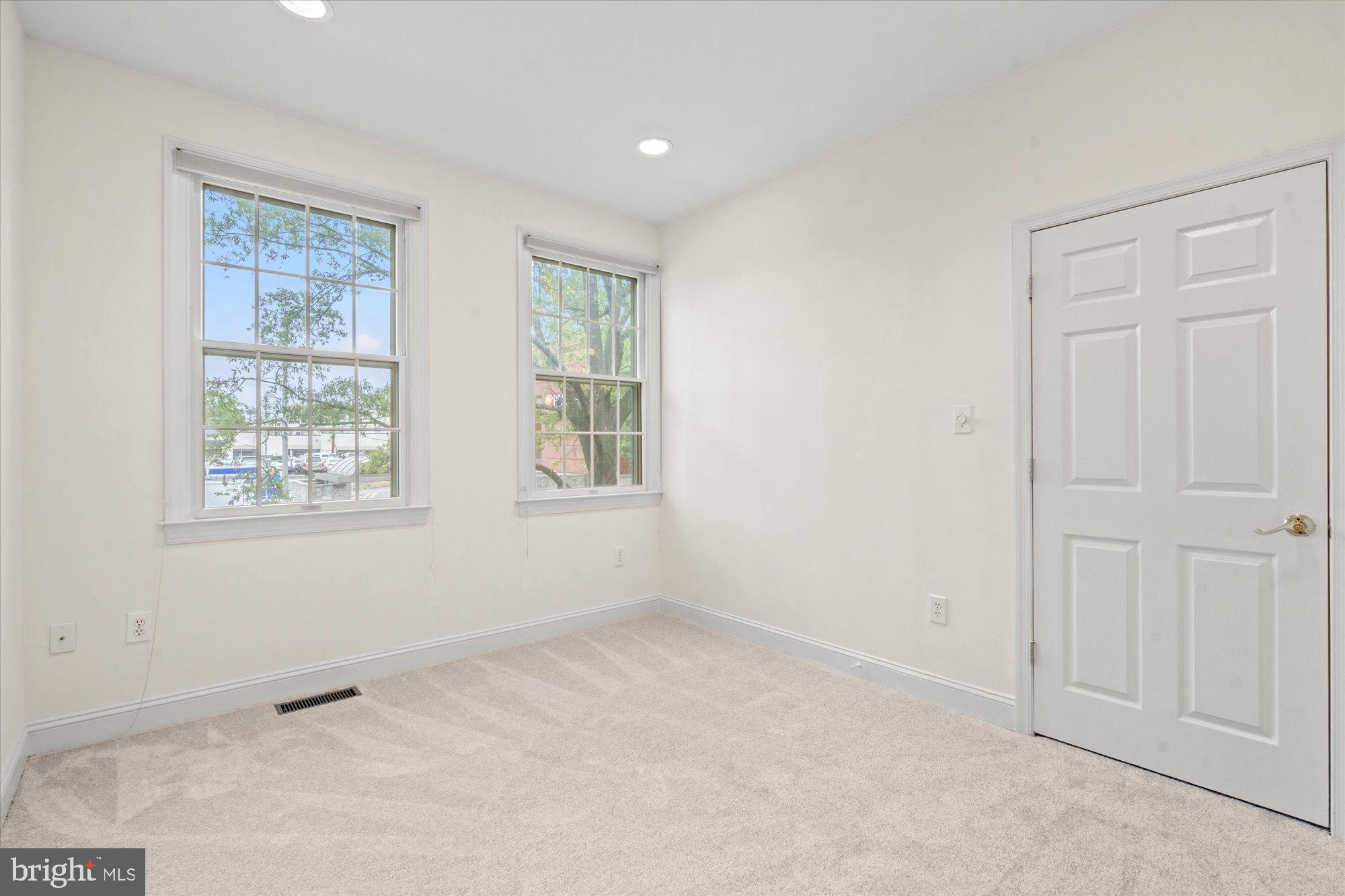 COURTHOUSE TRIANGLE - Residential Lease