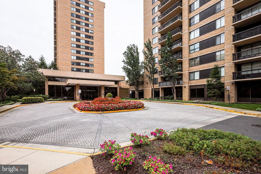 Freshly updated 1BR/1BA condo in Skyline Plaza! This spacious unit features brand-new LVP flooring, a bright open layout, fresh paint, oversized windows, and a large private balcony with leafy views. The kitchen offers ample cabinet space and a full suite of appliances. Generously sized bedroom with great storage. Updated bathroom with modern vanity. Enjoy full-service living with 24/7 concierge, fitness center, pool, party room, sky lounge, and more. 1 parking space included. Fantastic location near shops, dining, and commuter routes!