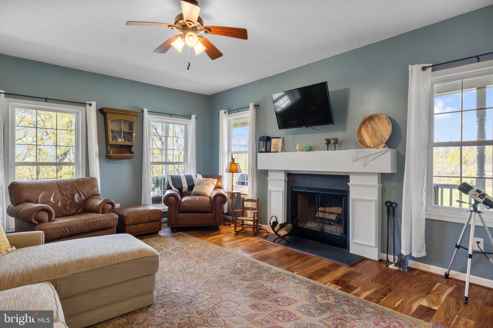 FREEZELAND MANOR - Residential