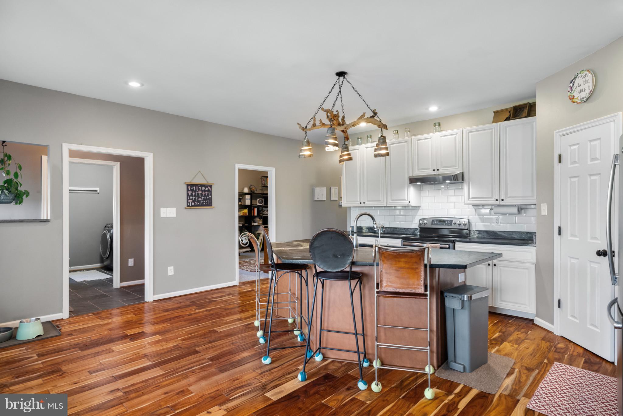 FREEZELAND MANOR - Residential