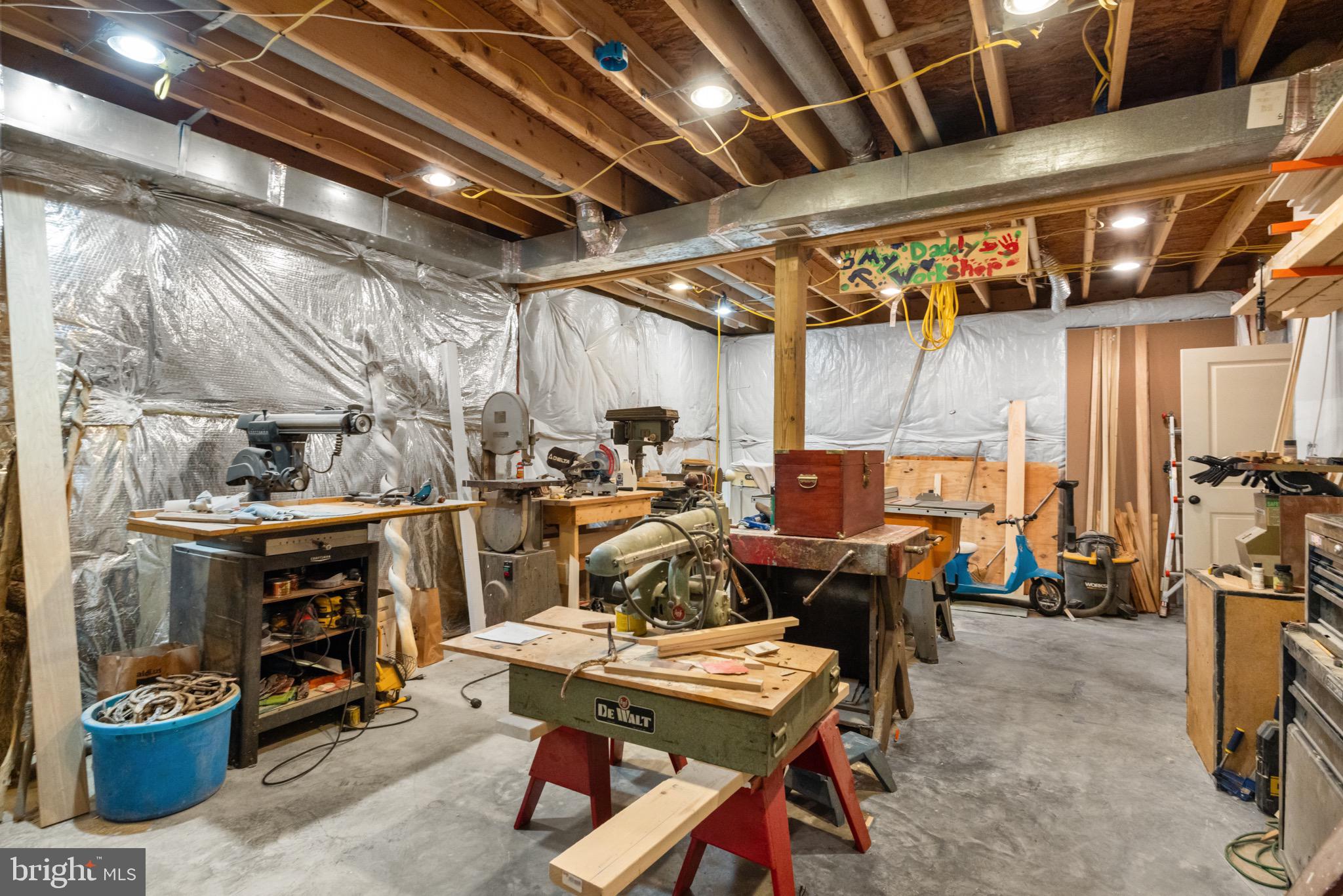 FREEZELAND MANOR - Residential