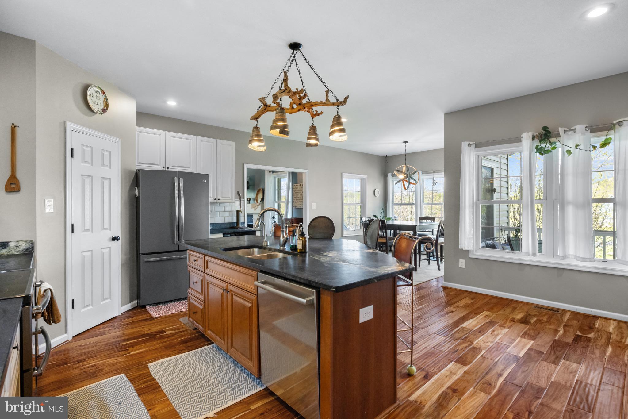 FREEZELAND MANOR - Residential