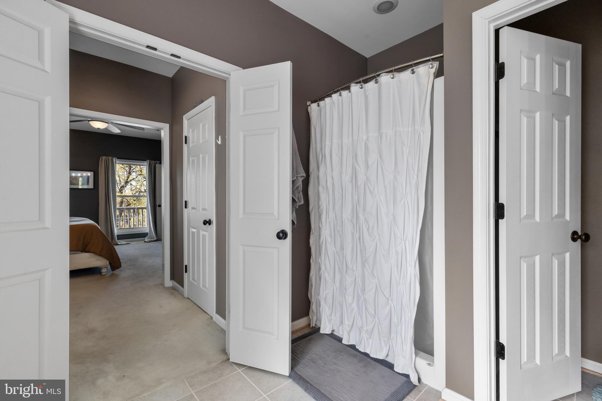 FREEZELAND MANOR - Residential