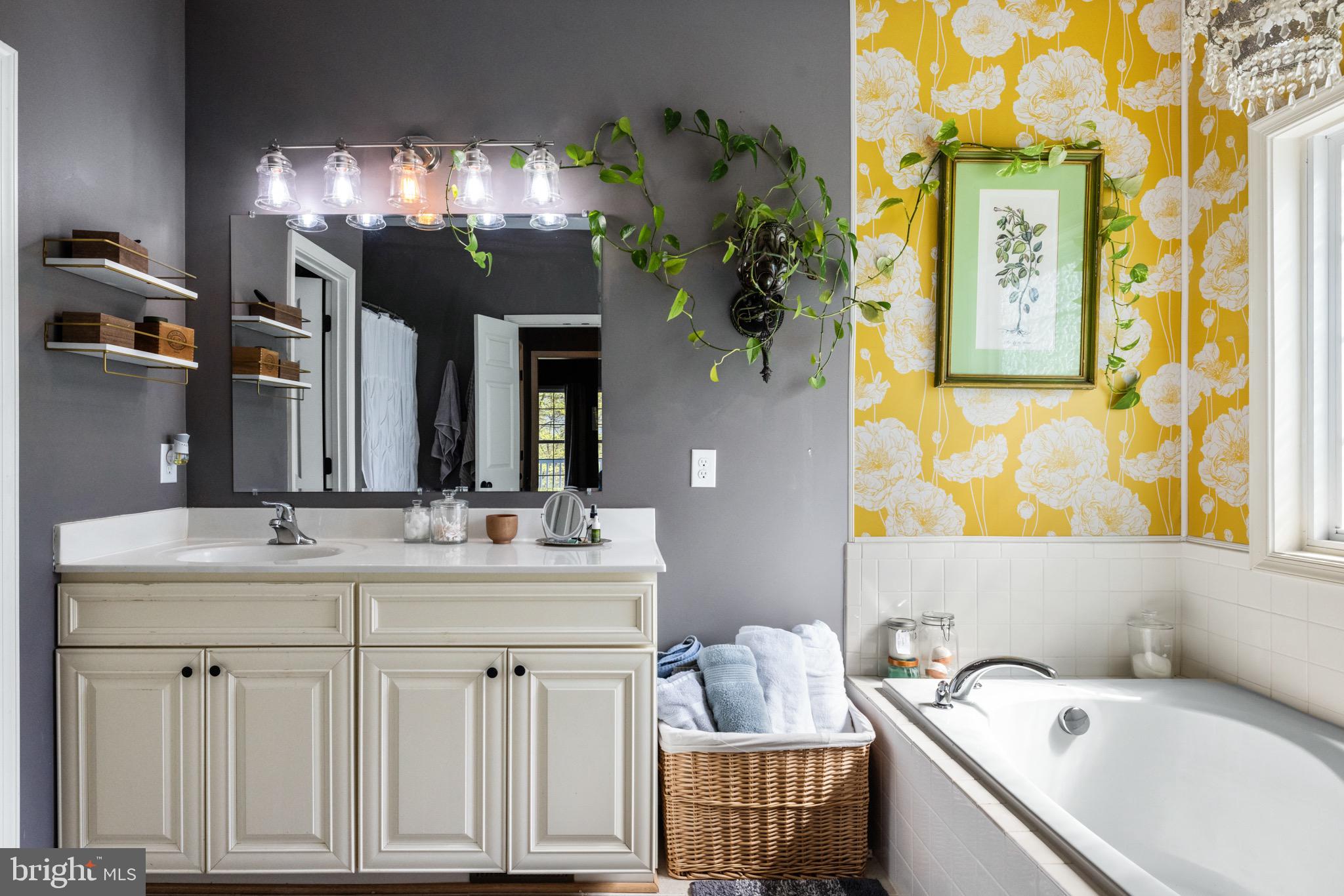 FREEZELAND MANOR - Residential