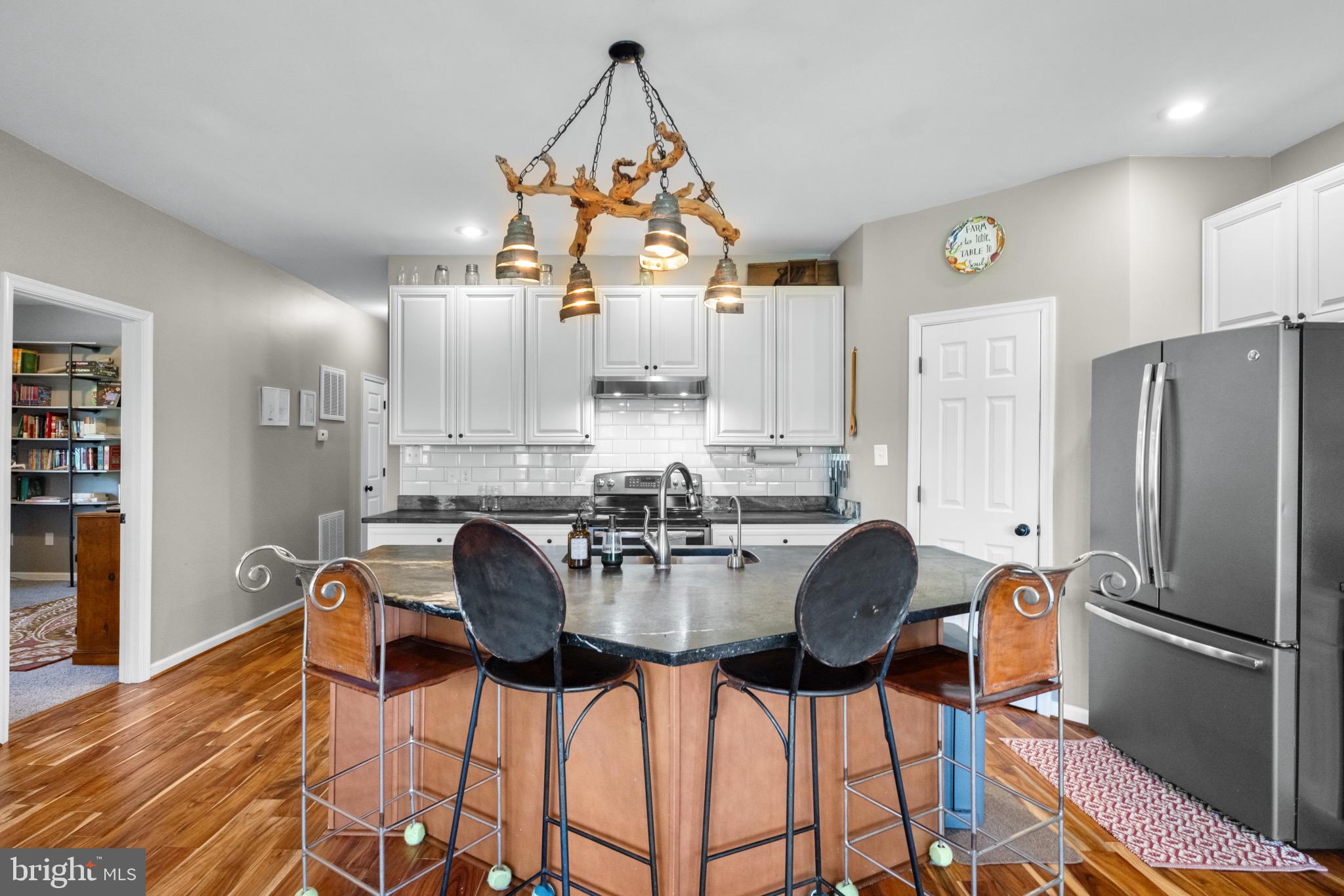 FREEZELAND MANOR - Residential