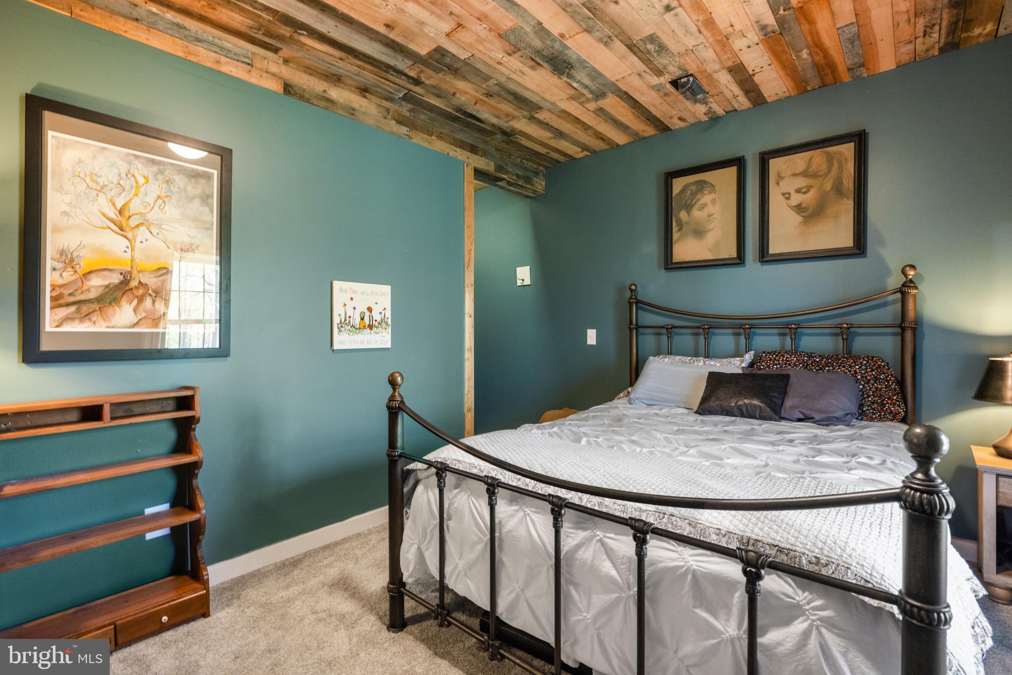 FREEZELAND MANOR - Residential