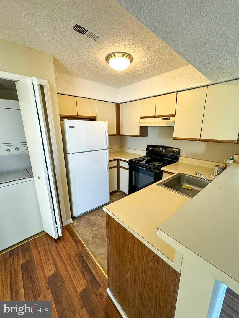 THE TIERS OF LAUREL LAKE - Residential