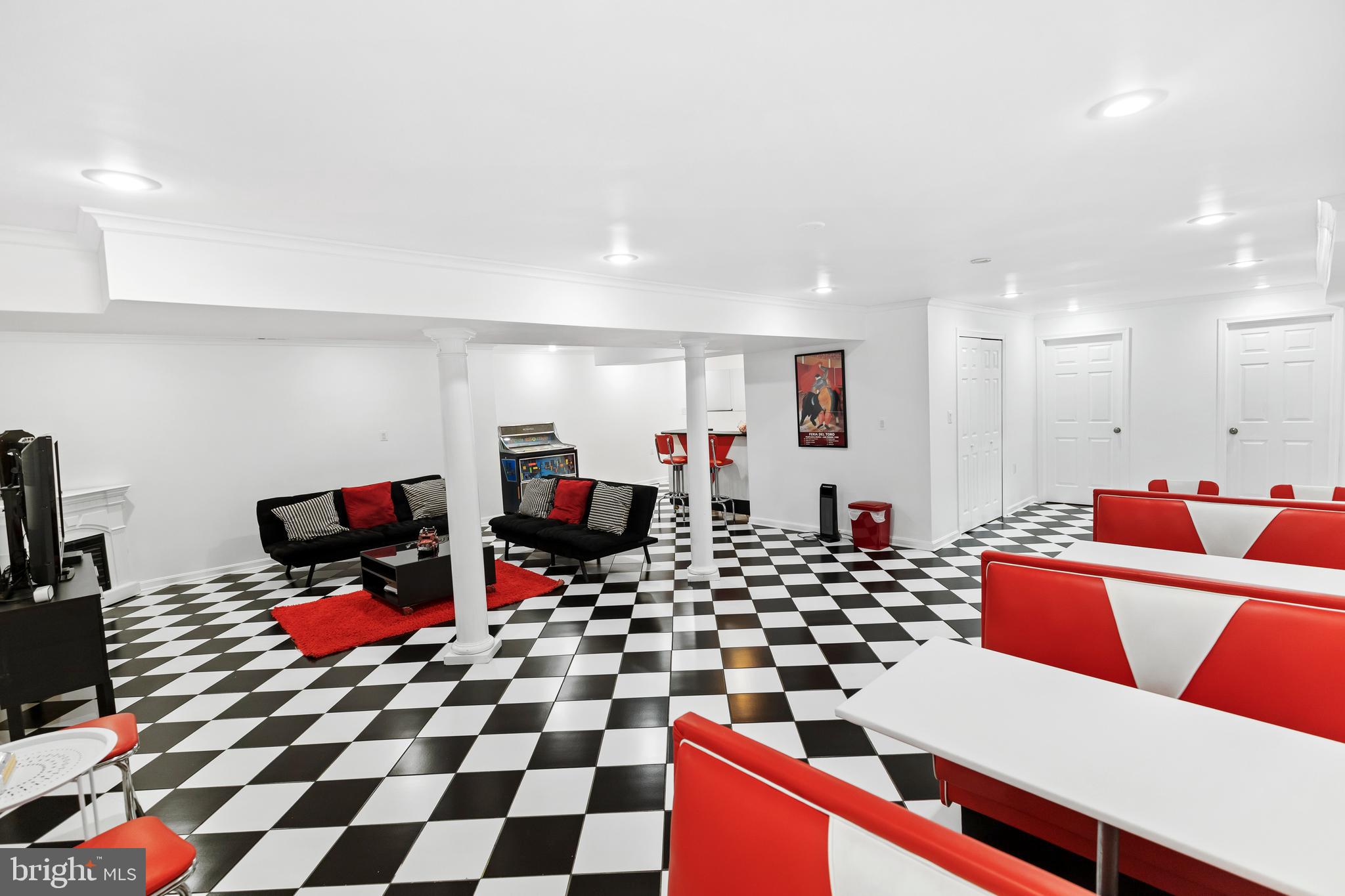 HAMPTON WOODS WEST - Residential