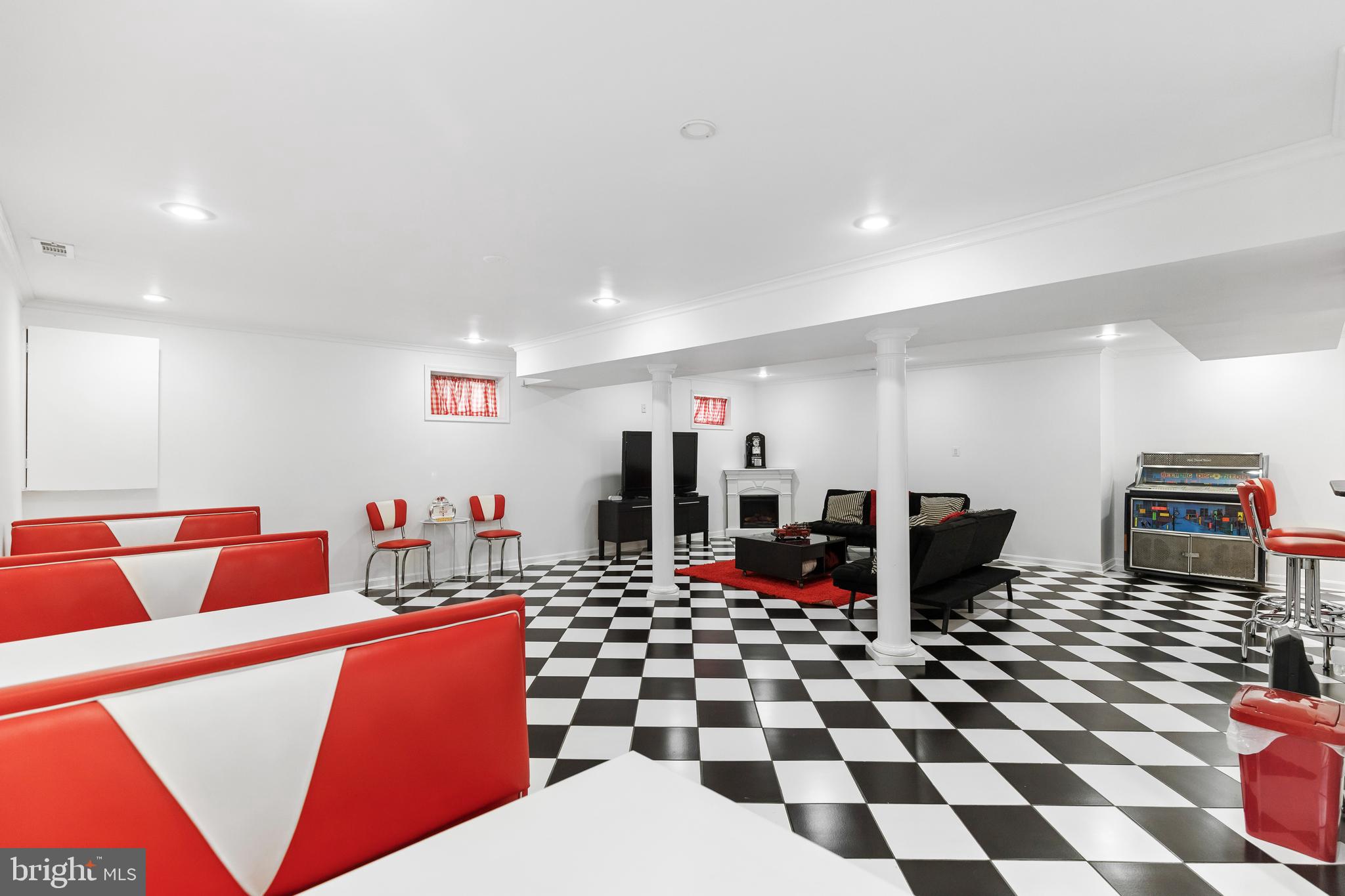 HAMPTON WOODS WEST - Residential