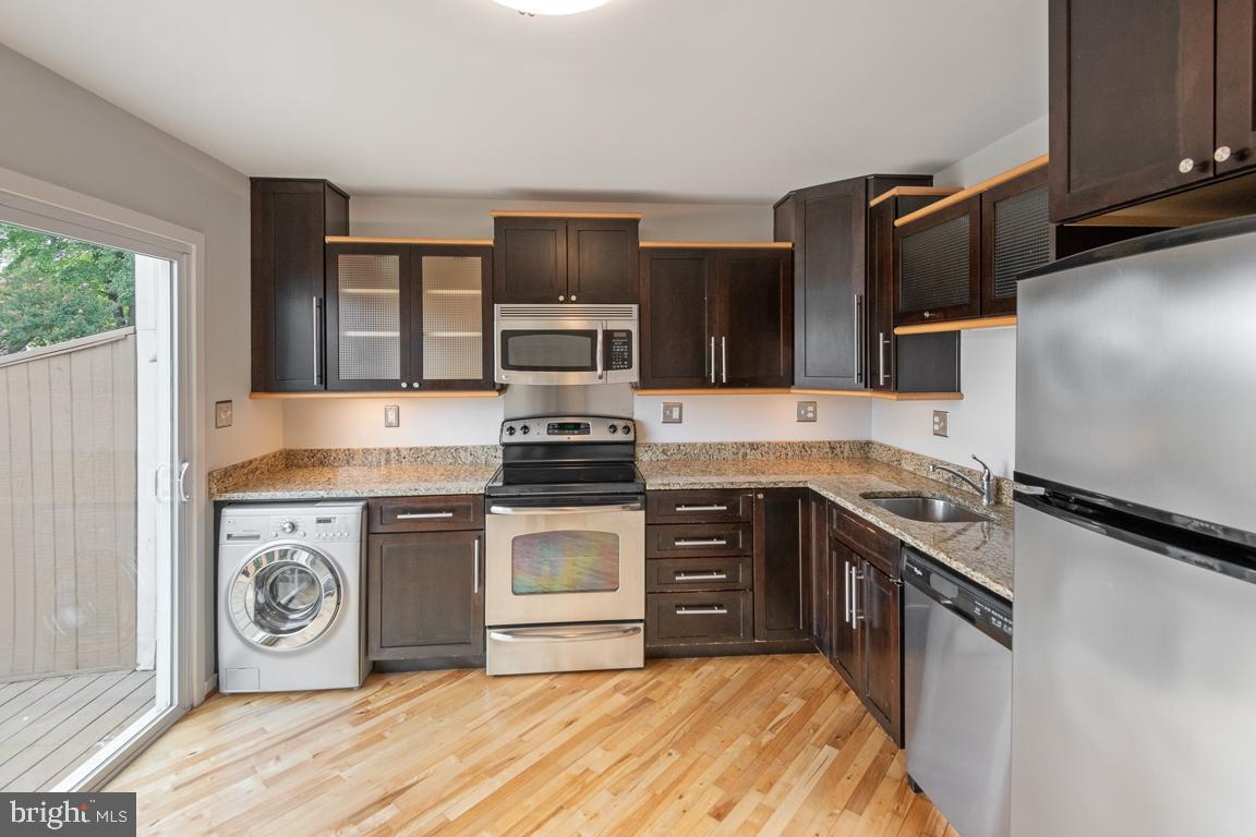 8TH STREET MEWS - Residential