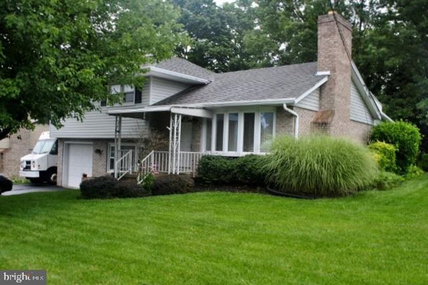 Corner lot home that is move in ready. Come see this well kept home. Close to recreation areas. Private sunroom and home warranty are big plusses.