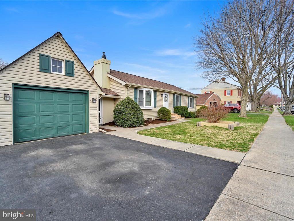 Photo of 170 N Linden Street, MANHEIM, PA 17545 (MLS # PALA2066490)