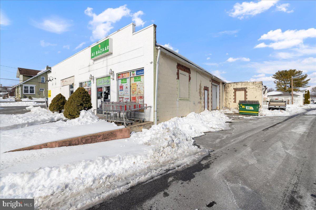 Main image without alt text