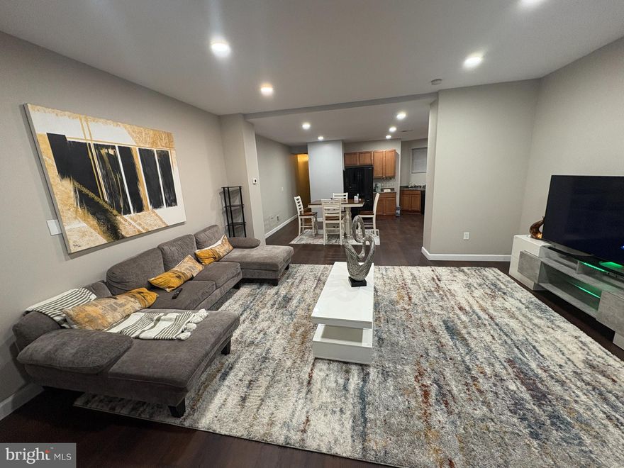 Beautiful 2nd floor apartment in the heart of downtown Baltimore City. The community easily accessible to transportation , major highways and freeways, food markets, restaurants, shopping, and entertainment.
The unit has an open floor plan, primary bedroom features a walk-in closet, pristine bathroom, the convenience of a stackable washer and dryer in the unit. Unit is Available NOW...Schedule your showing today!