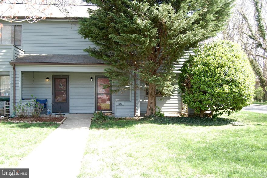 Tenants moving soon...3BR, 2.5BA end unit with open floor plan has remodeled kitchen, master bath and hall bath.  Bamboo floors in living room, dining area, master bedroom and both hallways.  Enjoy eat-in kitchen and separate dining area.  Outside living is easy with private front porch and fenced-in back yard,  Walk to shopping, coffee shop and Downtown.  Close to Quiet Waters Park.