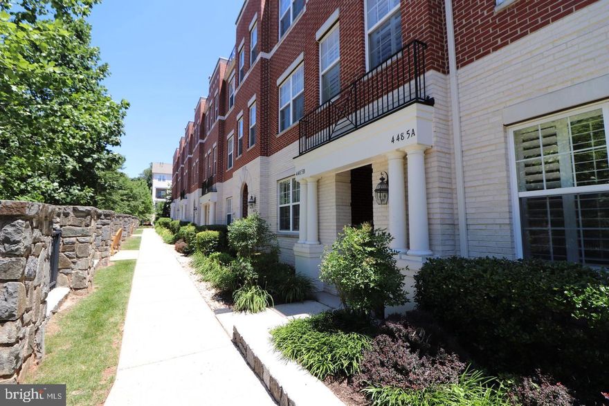 Fantastic Condo in Fair Lakes w/ desirable location fronting to common area! 3 lvl unit w/ garage! 3 BR & 2.5 BA. Library, 2 balconies, GOURMET KITCHEN, MBR w/walk-in closet,dual sinks,lg.tub.Located 1/4 mi.to bus,1/2 mi.FAIR OAKS MALL,minutes to Fairfax Co Pkwy, I-66 & Rt. 29 & 50.FREE SHUTTLE TO VIENNA METRO!