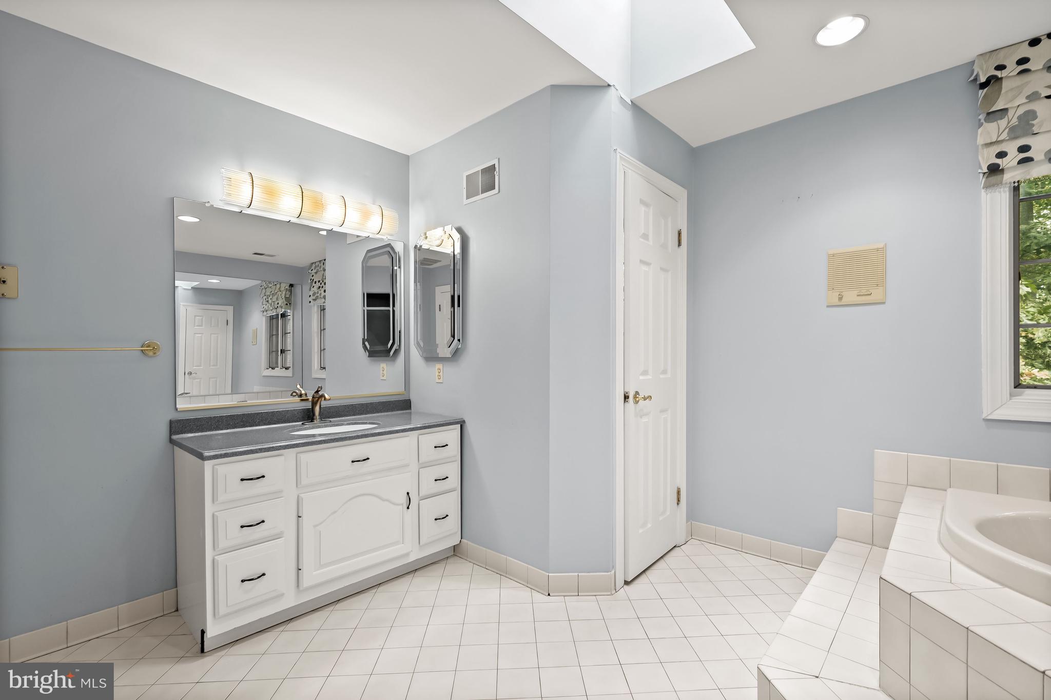 TWELVE HILLS - Residential