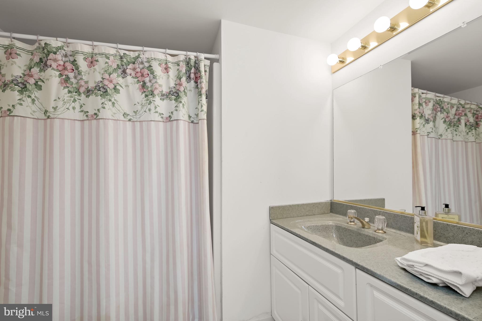 TWELVE HILLS - Residential