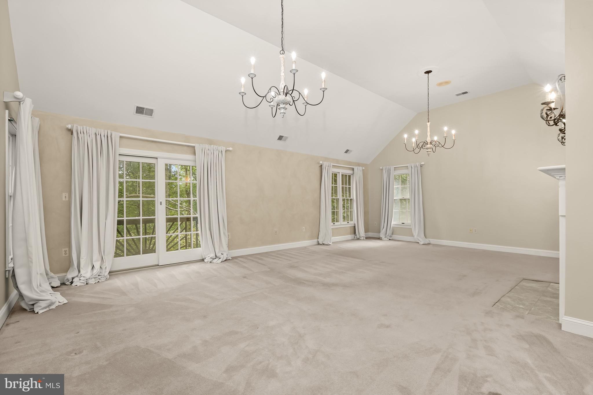 TWELVE HILLS - Residential