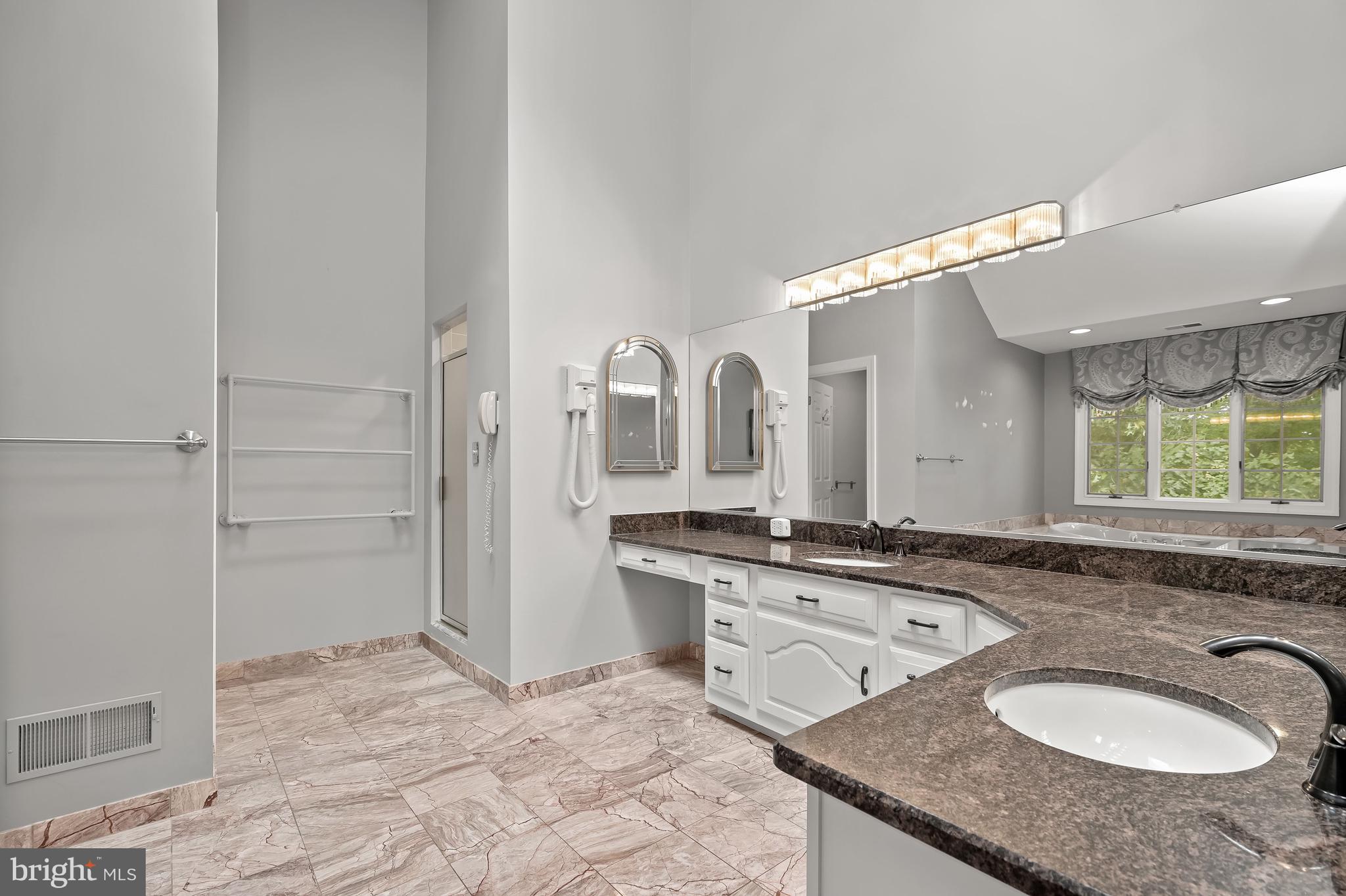 TWELVE HILLS - Residential