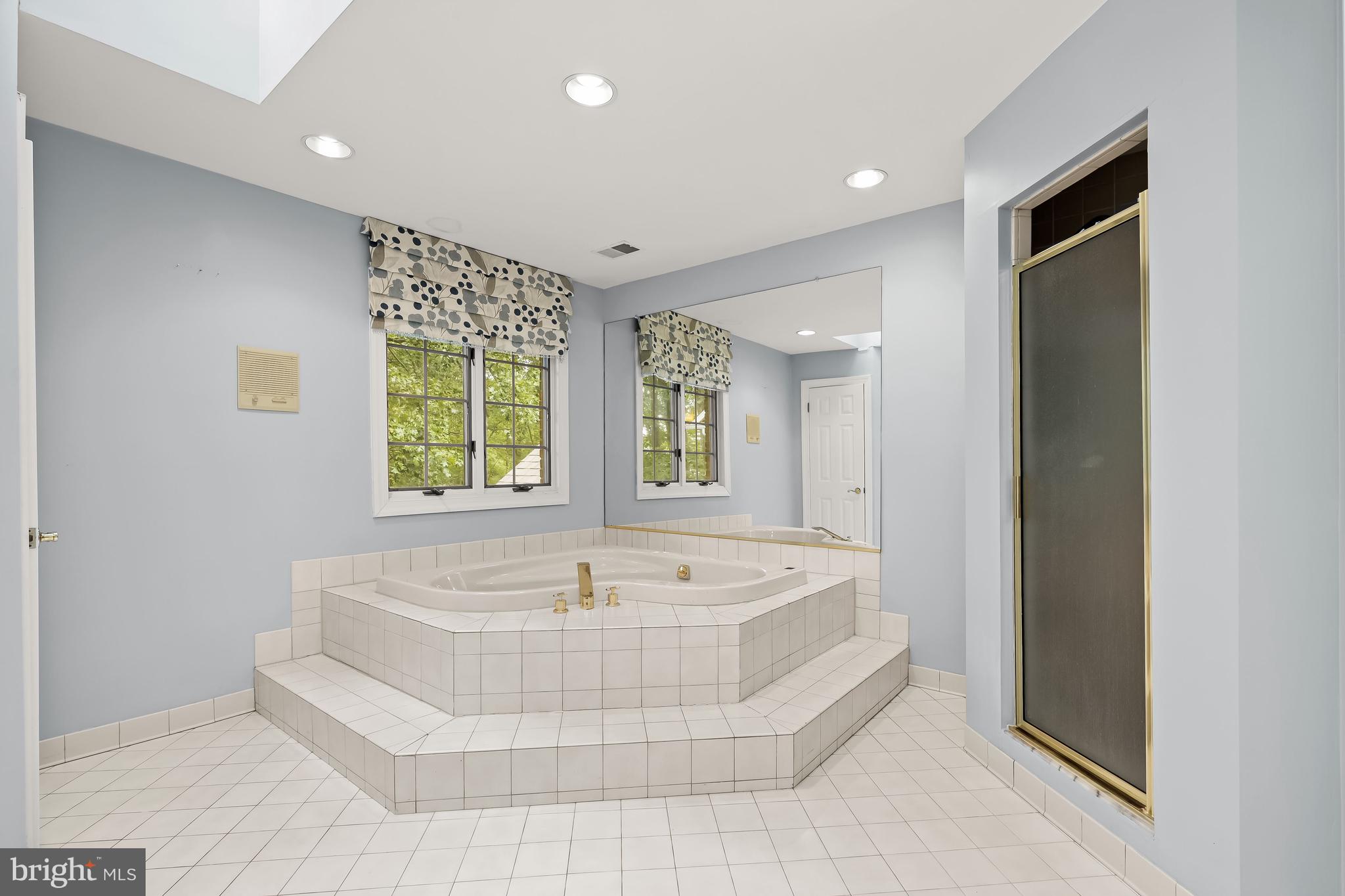 TWELVE HILLS - Residential