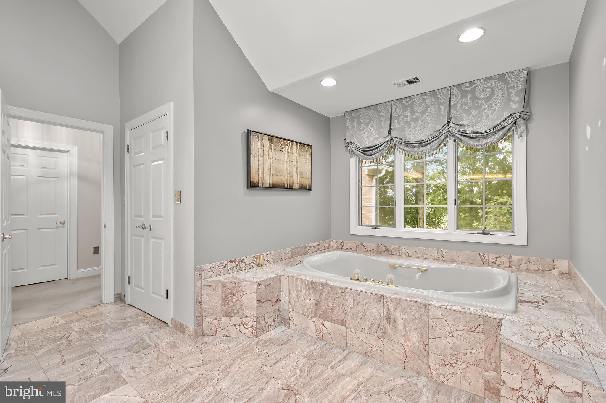 TWELVE HILLS - Residential