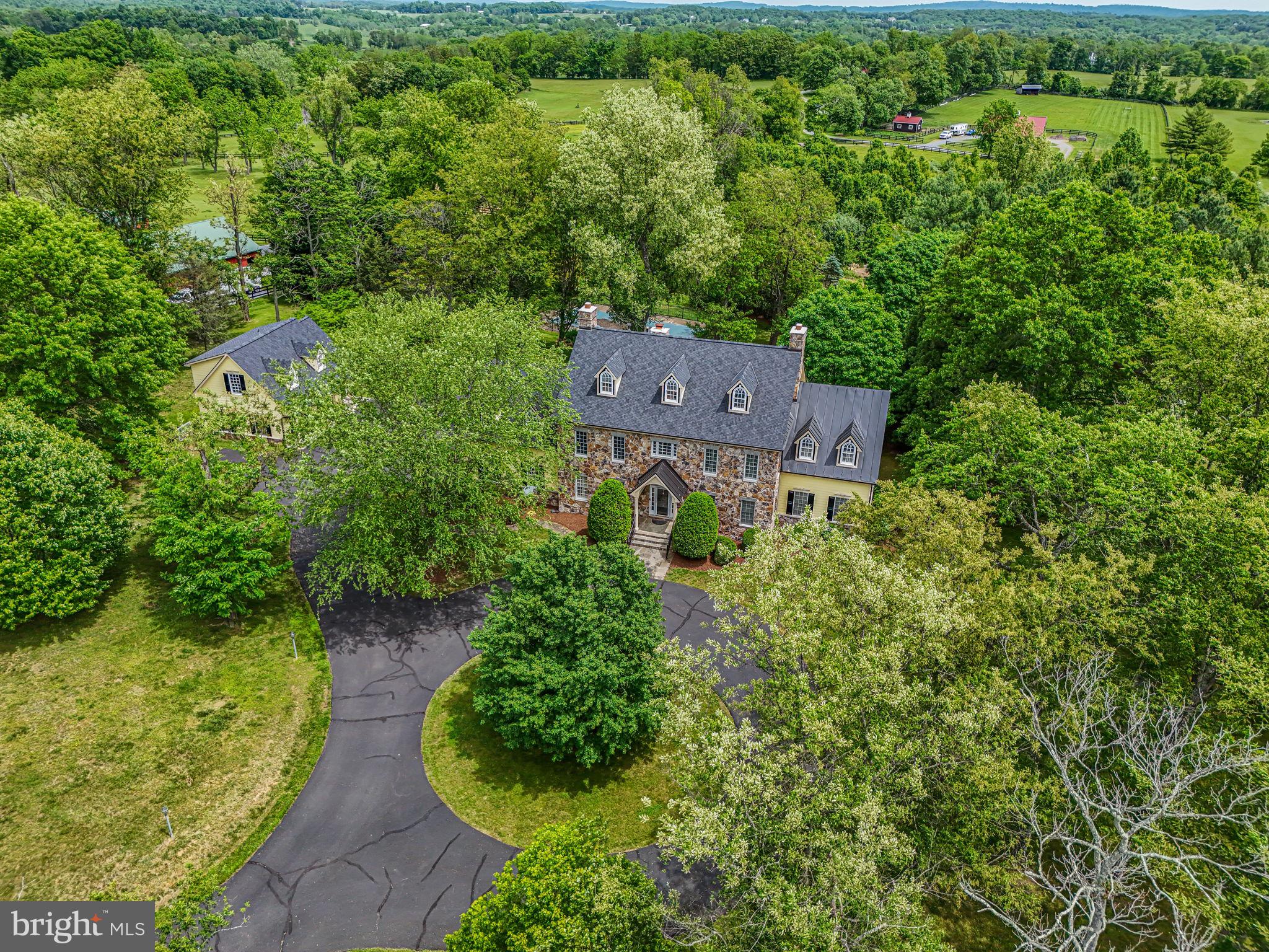 ROUND HILL - Residential