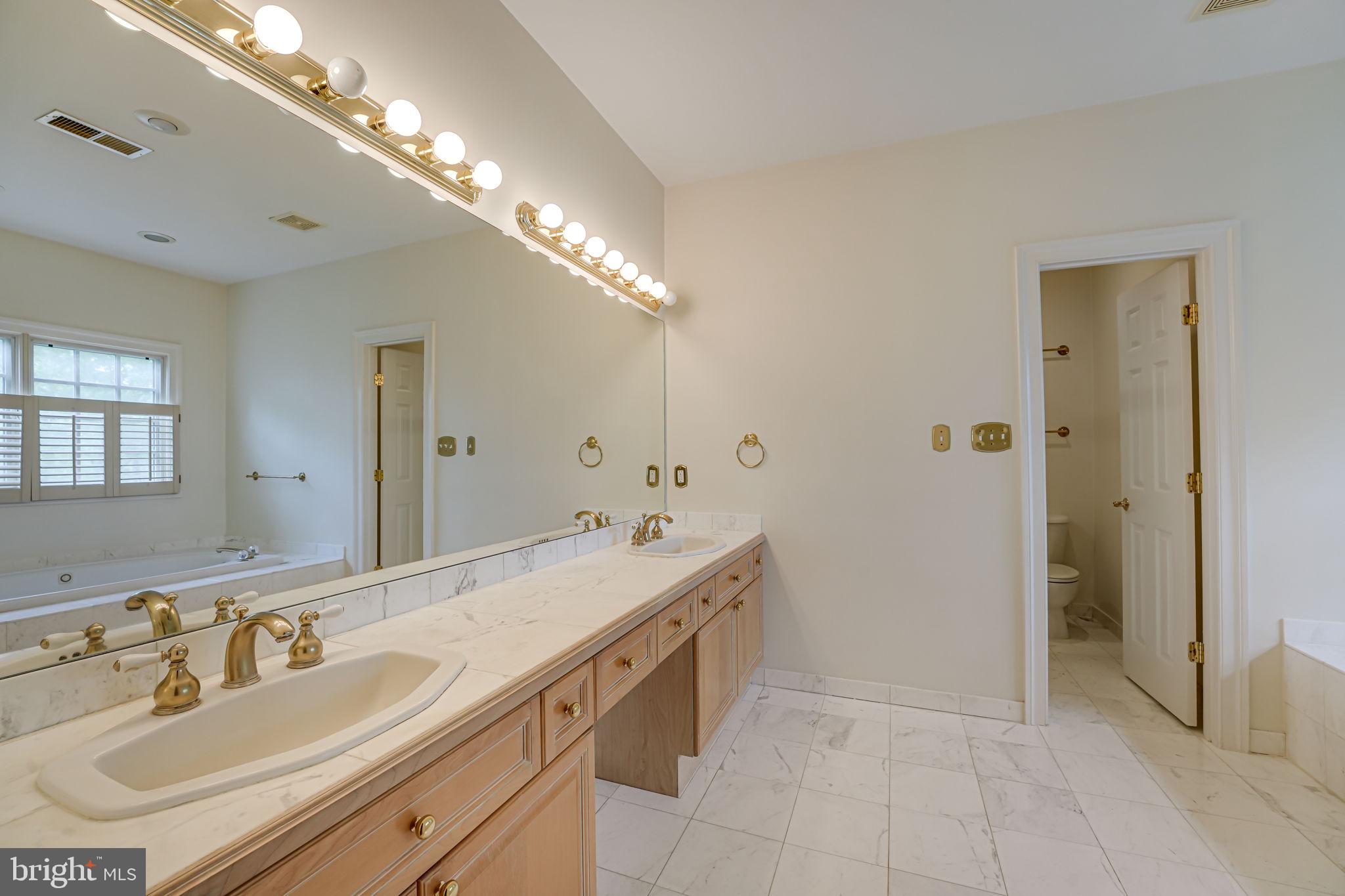 ROUND HILL - Residential