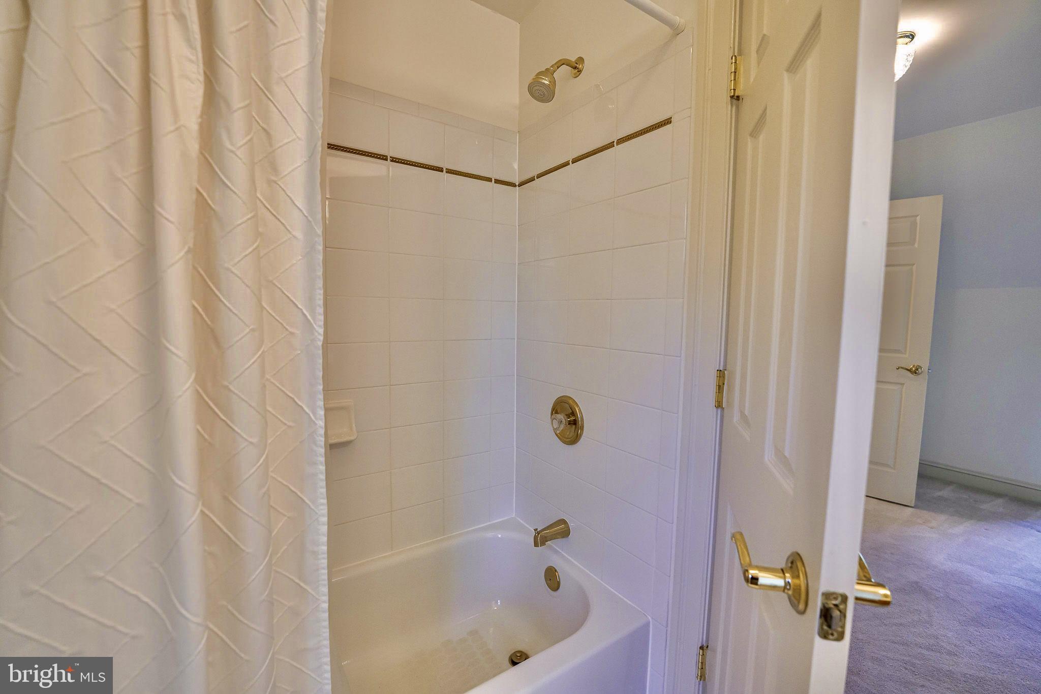 ROUND HILL - Residential