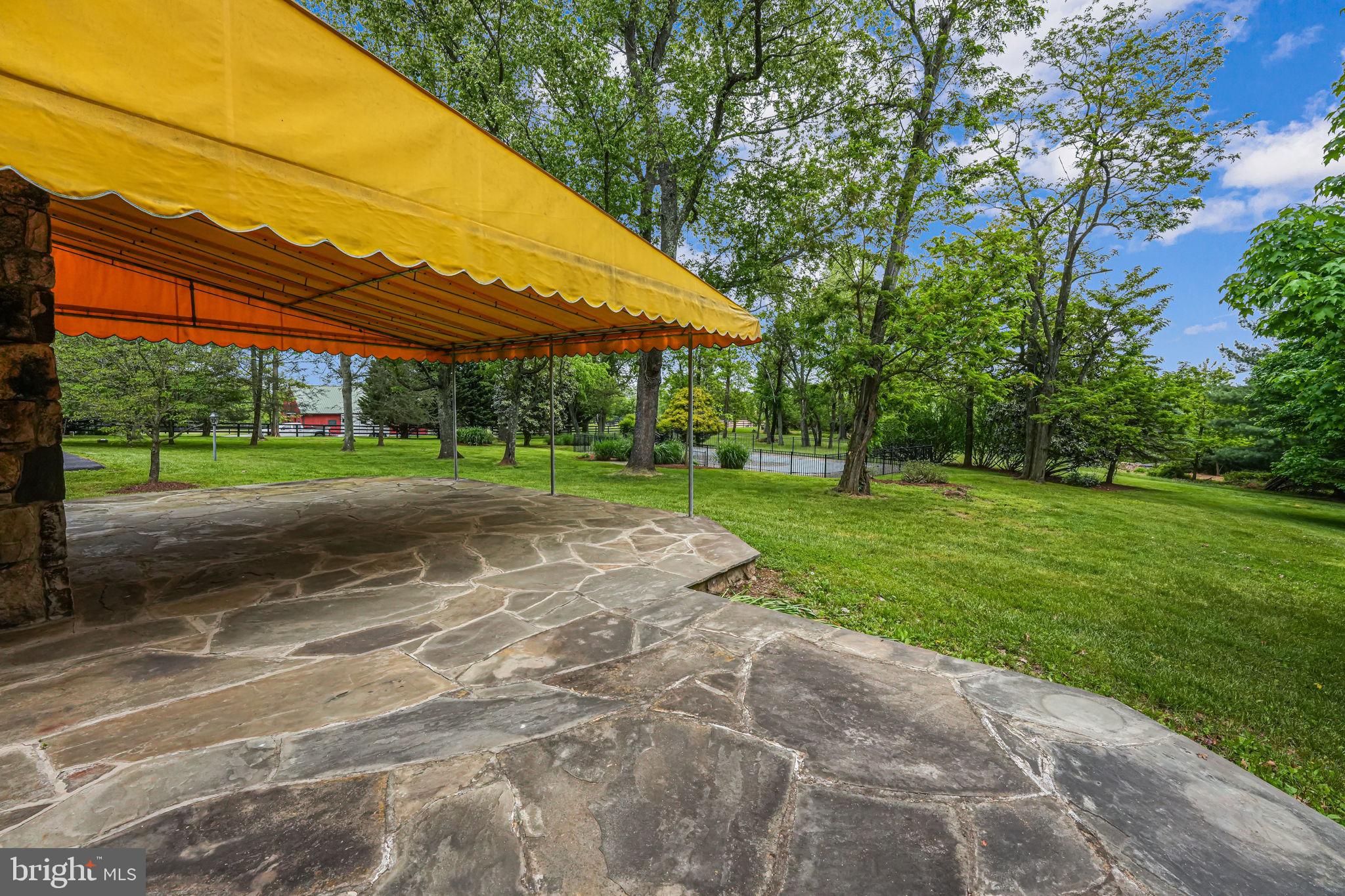 ROUND HILL - Residential