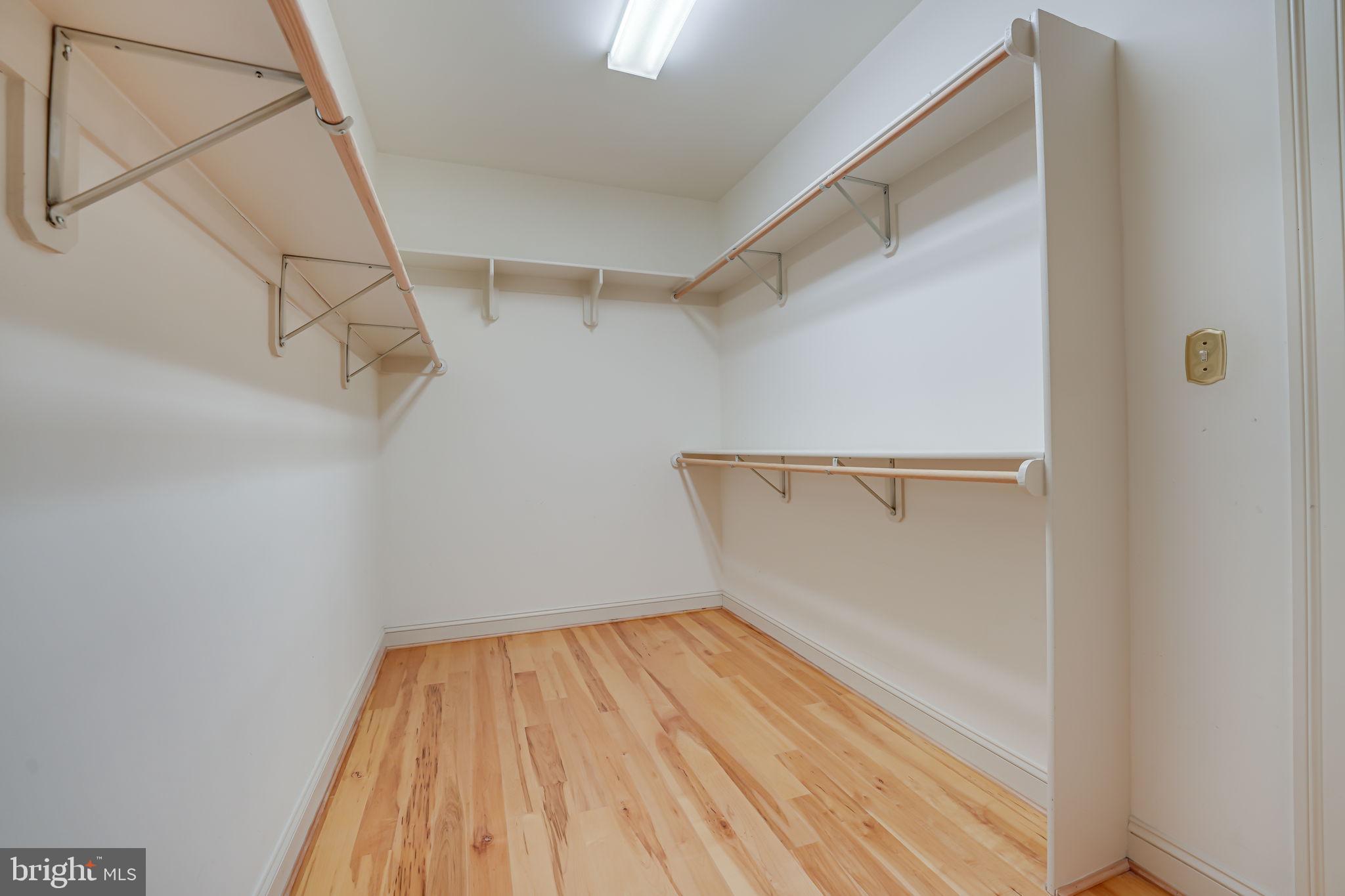 ROUND HILL - Residential