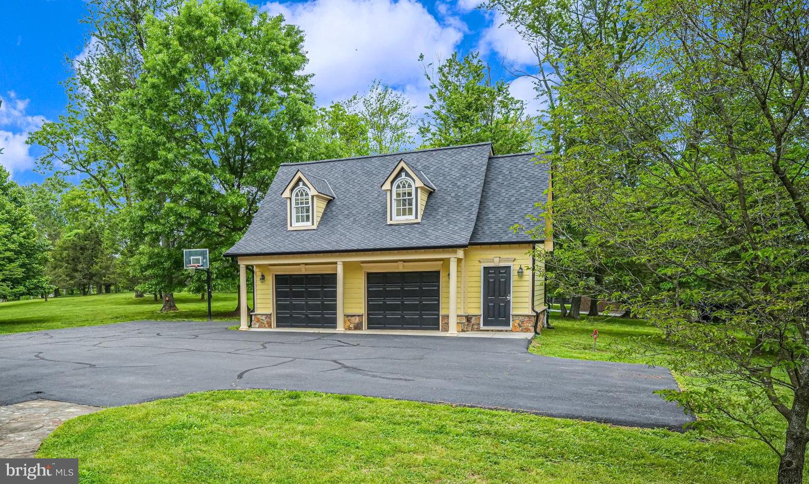 ROUND HILL - Residential