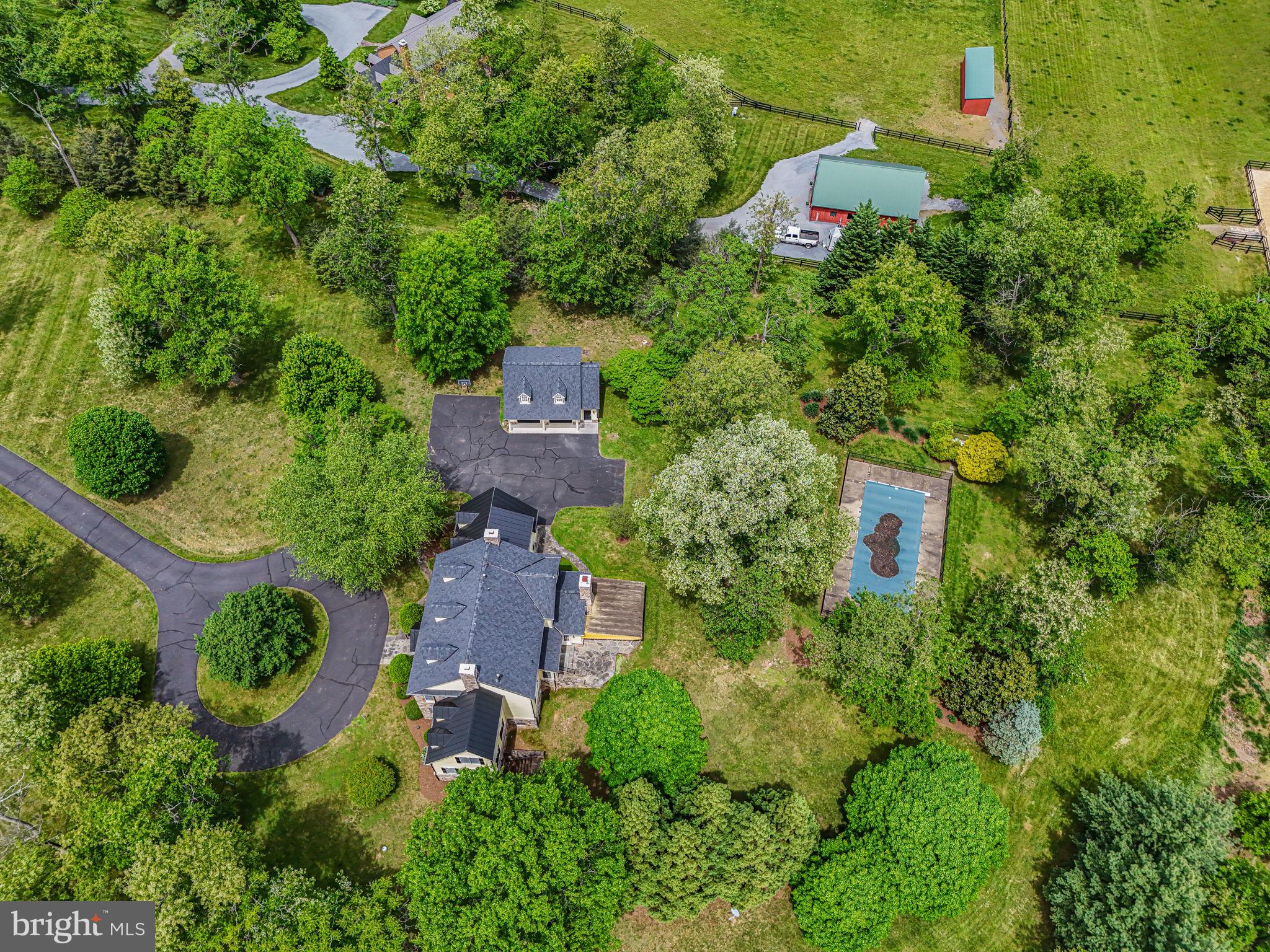 ROUND HILL - Residential