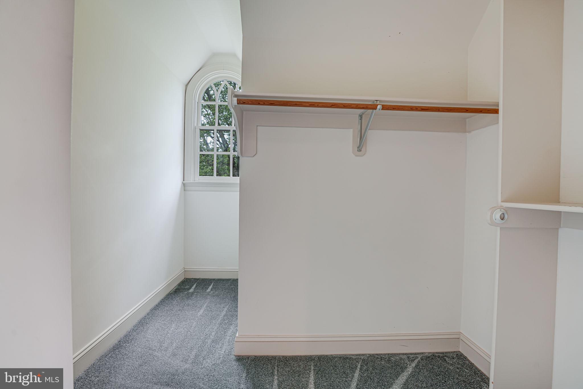 ROUND HILL - Residential