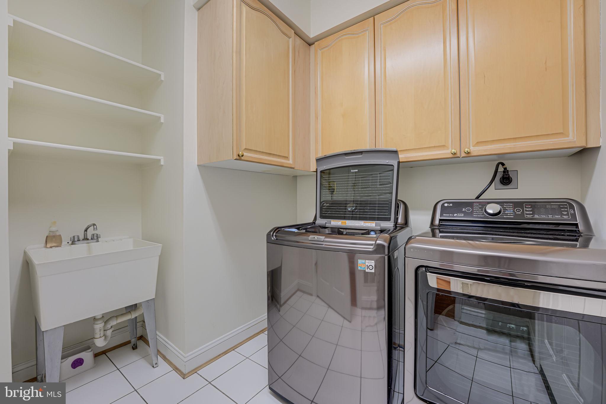 ROUND HILL - Residential