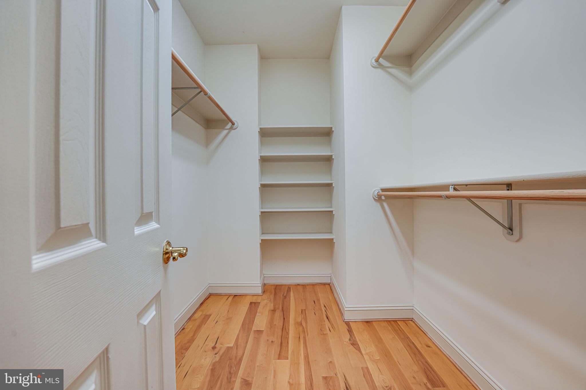 ROUND HILL - Residential