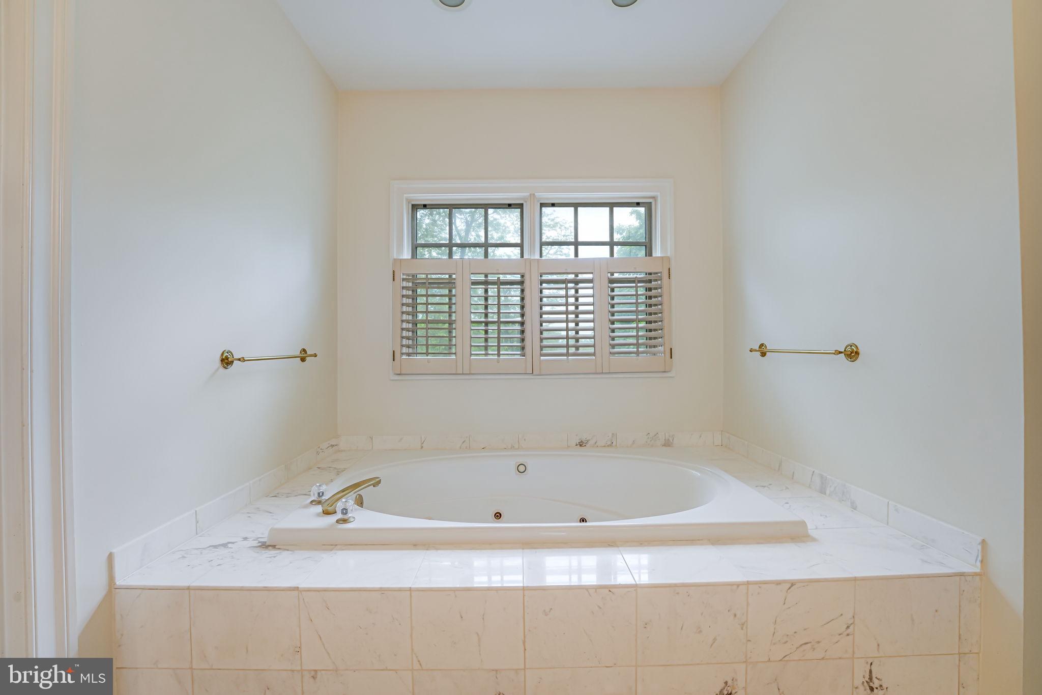 ROUND HILL - Residential