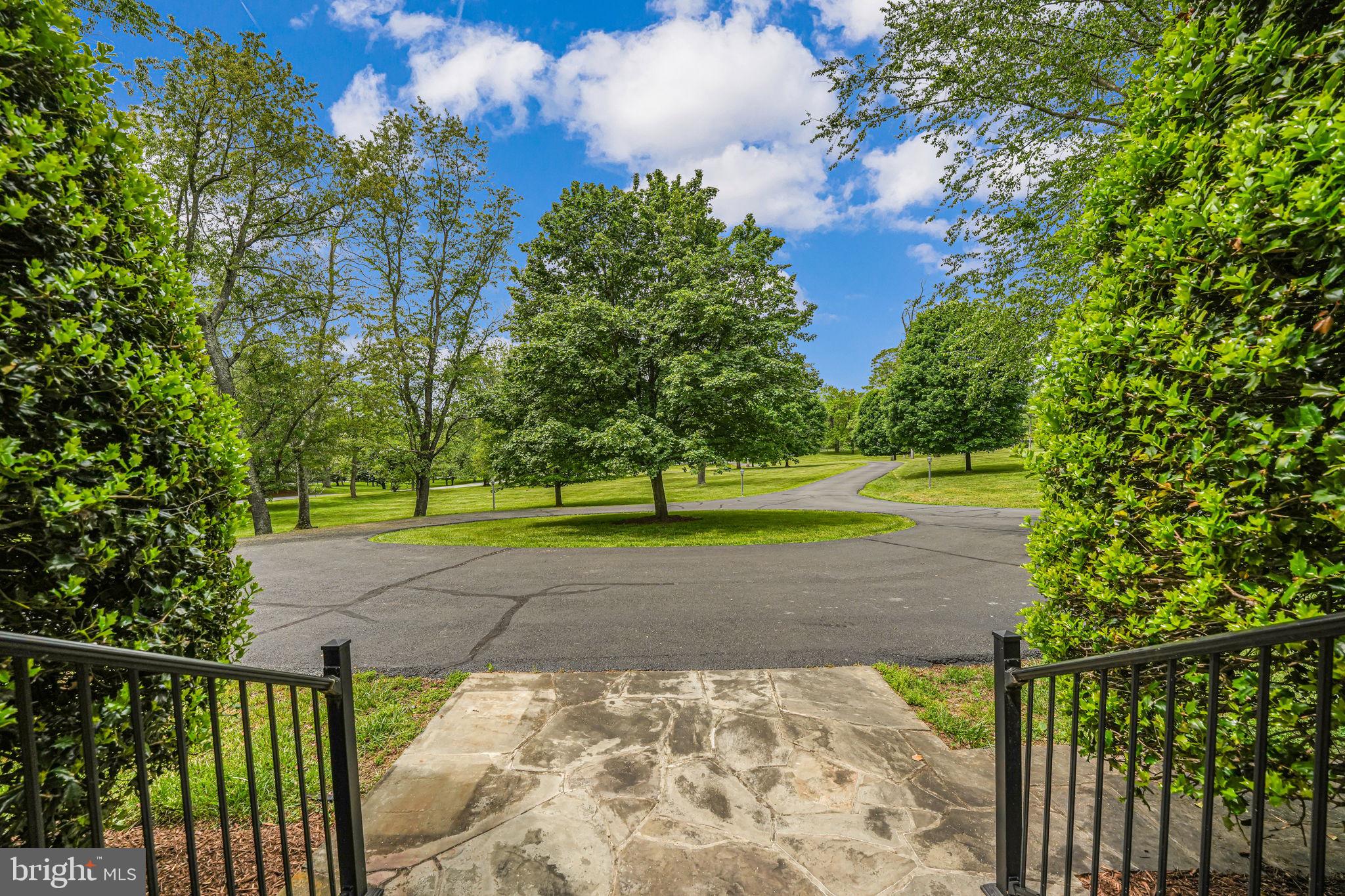 ROUND HILL - Residential