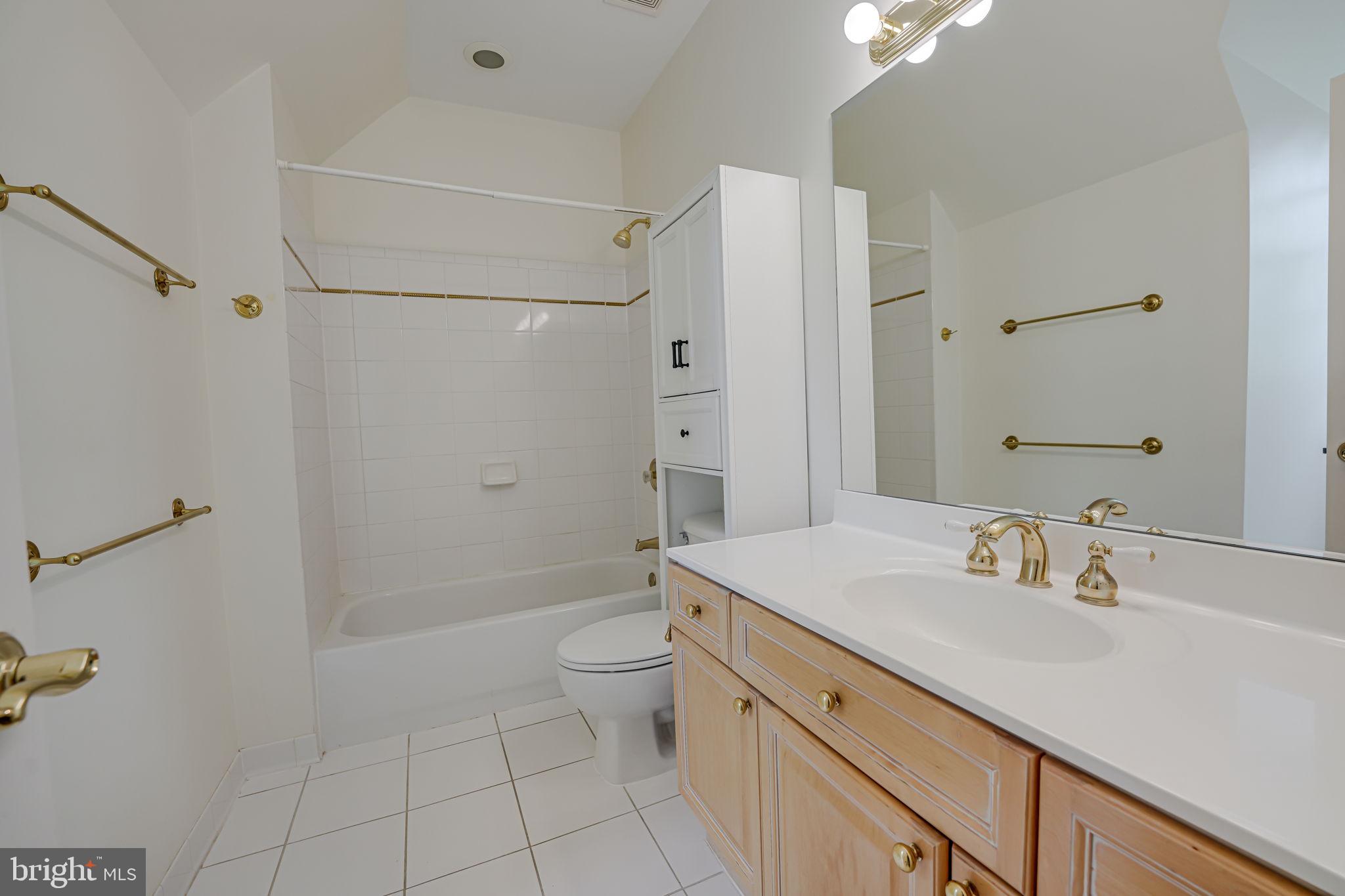 ROUND HILL - Residential