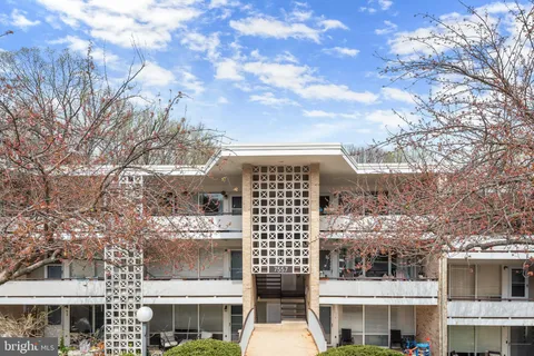 7557 Spring Lake Drive Unit B2, Bethesda, MD MLS: MDMC2172650