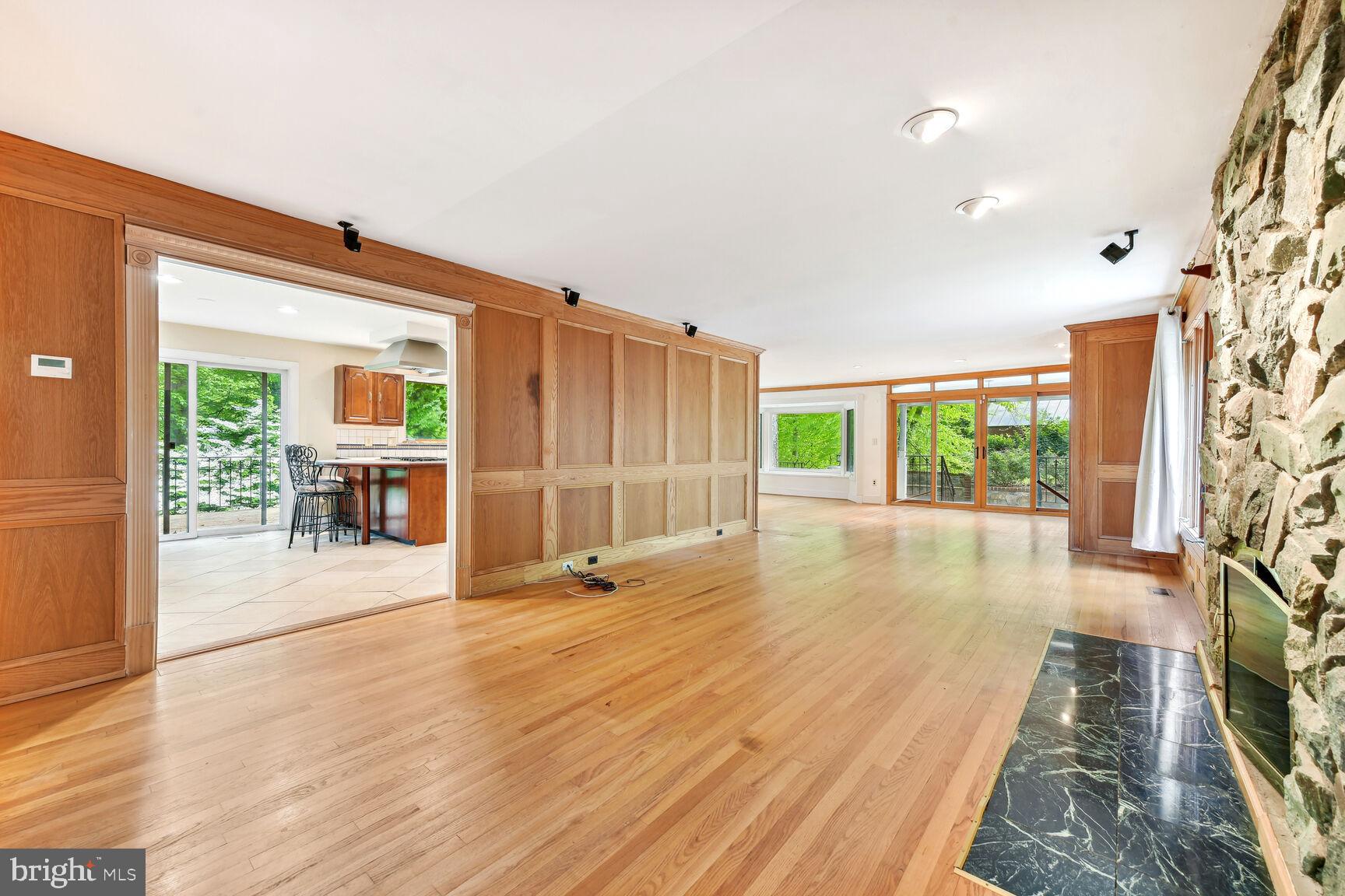 EAGLE ROCK - Residential