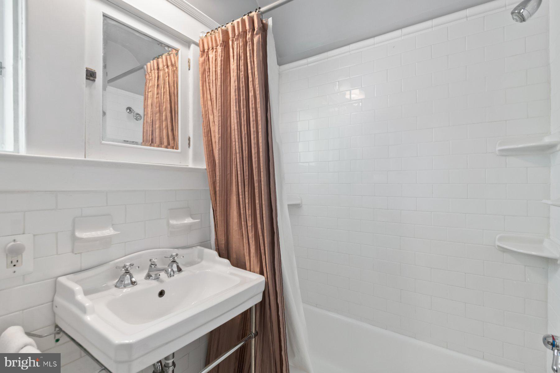 LAKE WALKER - Residential