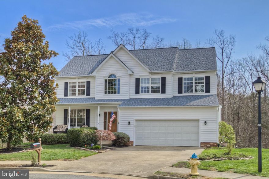 Cul-de-sac lot! 2 Story foyer! Kitchen w/island, recessed lighting,stainless appliances!Morning/Sun Rm overlking private,treed backyard! FR off kitchen w/hardwd,ceiling fan & gas FP! Mstr w/tray ceiling!Mstr bath w/jetted tub,sep shower & walk in closet! L/L w/ full bath,bdrm,rec rm & additional unf space for future expansion!Front porch! Rear yard w/stone patio!Deck!Some fresh paint & new carpet