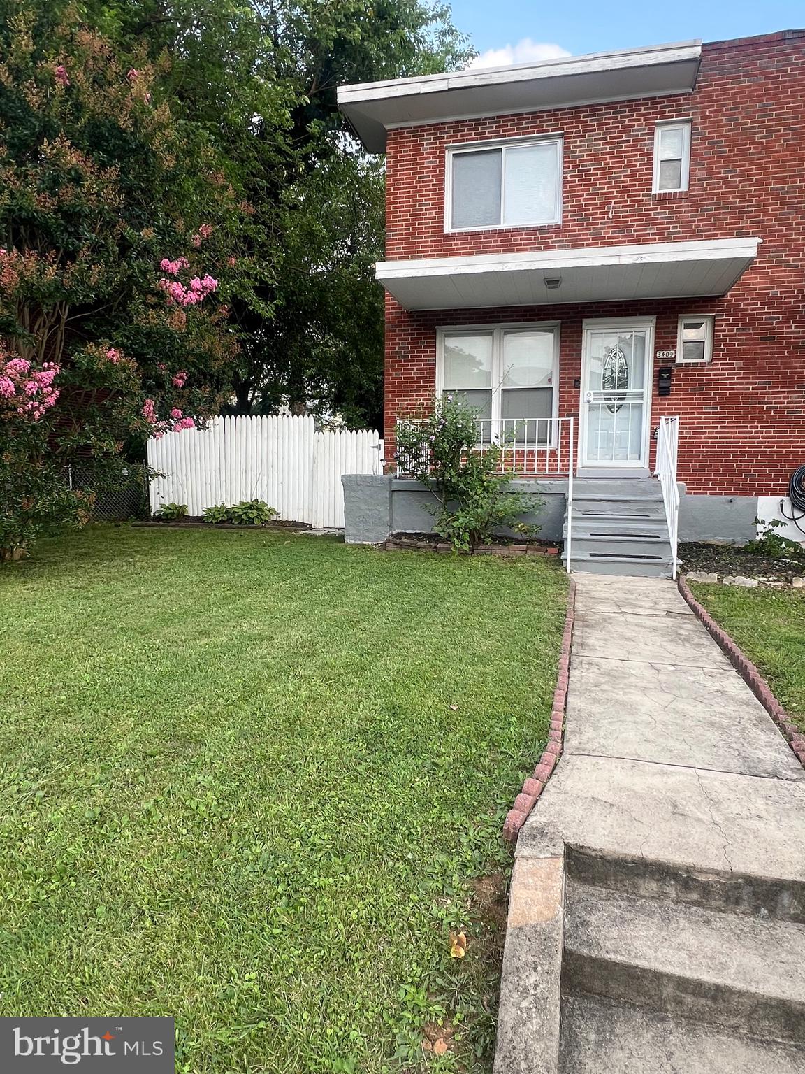 Now Available for Rent – Bright & Sunny 3BR/2.5BA End-Unit Brick Row Home!
This beautifully updated home offers spacious living with gleaming true hardwood floors throughout. The updated kitchen features stainless steel appliances, modern finishes, and ample cabinet space. Enjoy the privacy of a fully fenced rear yard—perfect for relaxing or entertaining. With updated bathrooms and generous natural light in every room, this home is both stylish and comfortable. Conveniently located near all major routes, making commuting a breeze. Don't miss out on this exceptional rental opportunity!