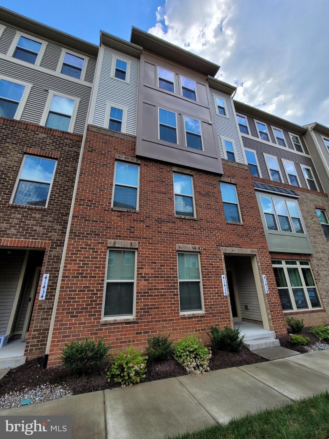LOUDOUN CROSSING CONDOMINIUM - Residential Lease