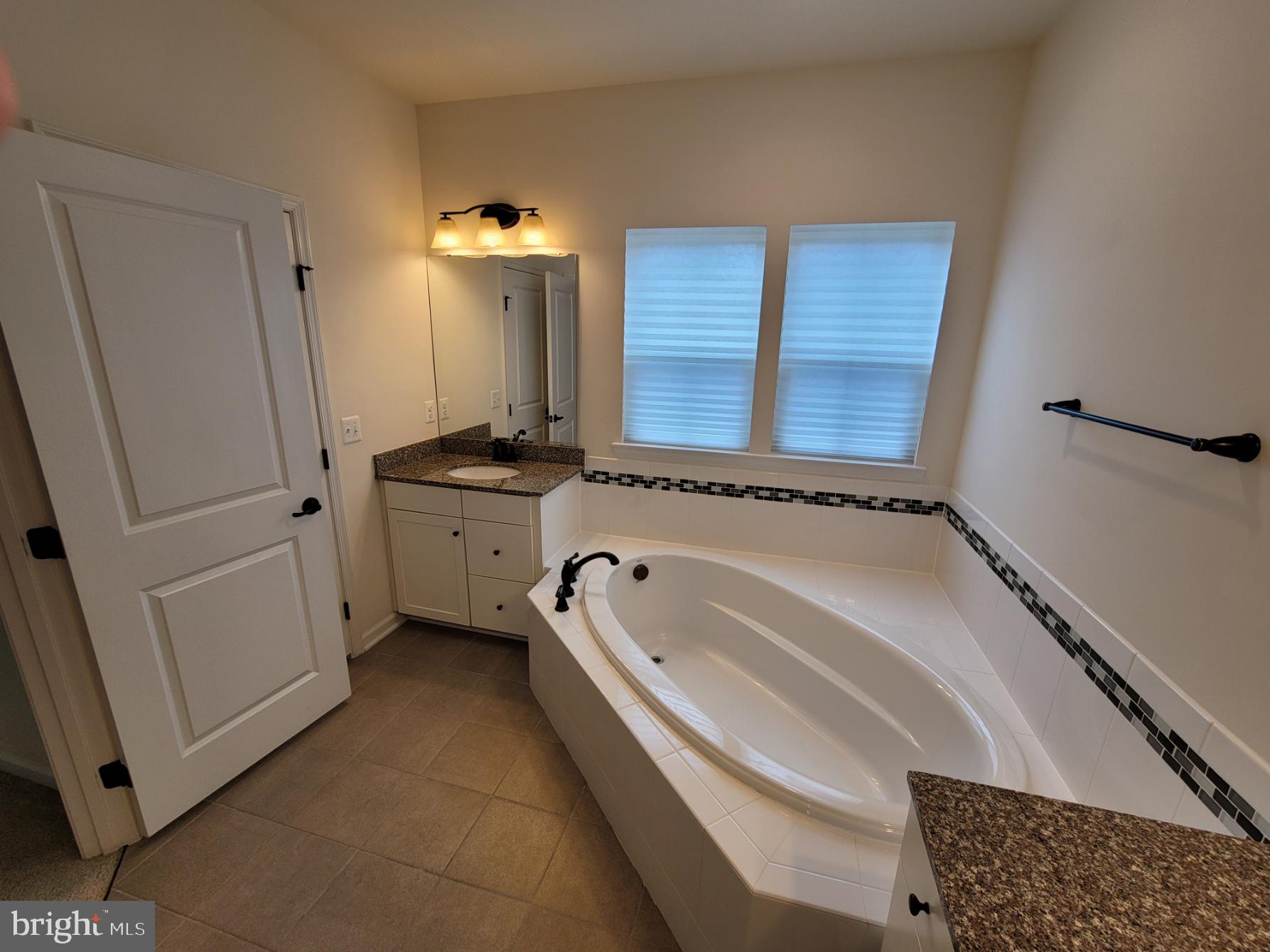 LOUDOUN CROSSING CONDOMINIUM - Residential Lease