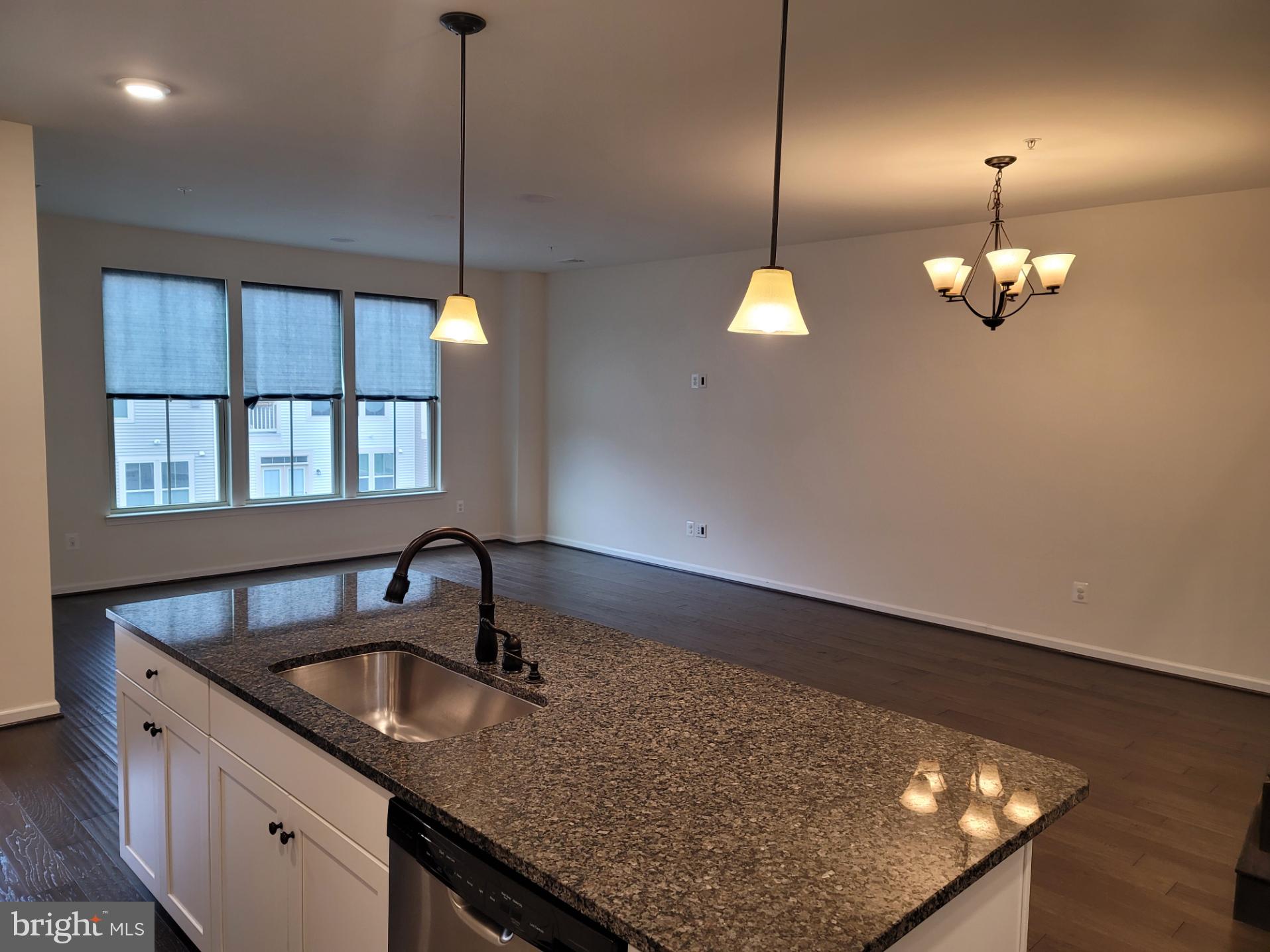 LOUDOUN CROSSING CONDOMINIUM - Residential Lease